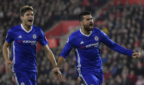 Diego Costa (phải) ghi tuyệt phẩm ấn định chiến thắng. Ảnh: Reuters.