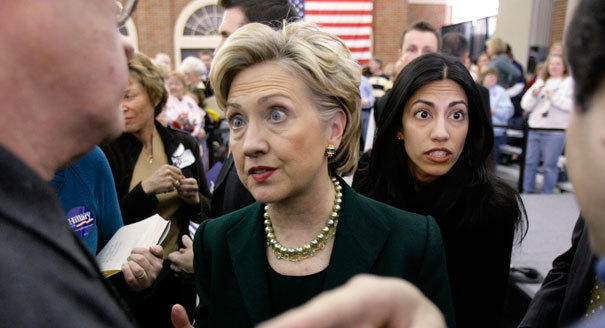 Huma Abedin (tóc đen), cánh tay phải của Hillary Clinton, được bà coi như con, không ngờ lại là người mang tai hoạ đến cho bà.